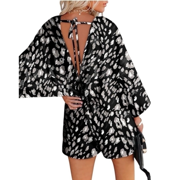 Dokotoo Black White Pattern Oversized V Neck Romper Jumpsuit Women’s Large NWT - Picture 4 of 9